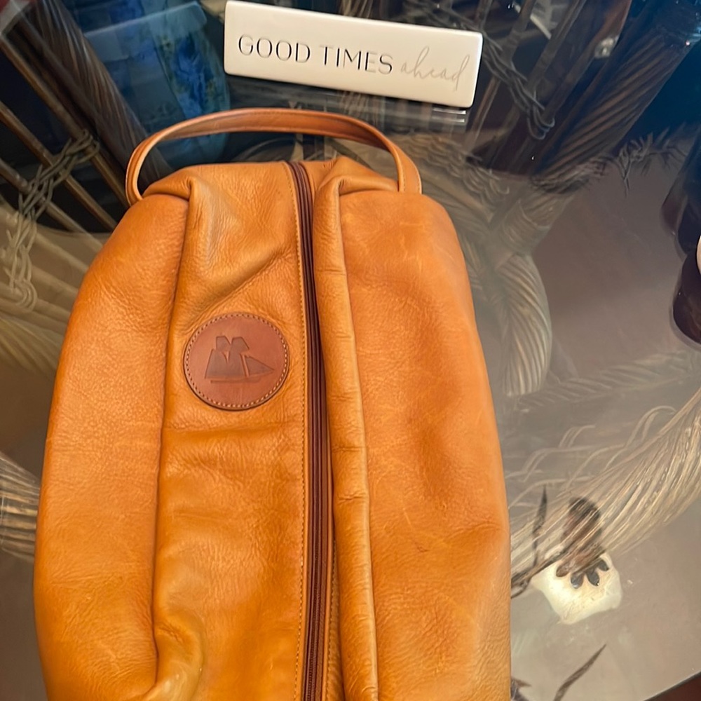 Men leather bag can be used tor shaving cream and other men clippers toiletries.